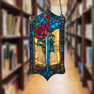 Fantasy Book AKRYLOWY łapacz słońca, imitacja witrażu z mieczem i różą na stronach, gotycka romantyczna biblioteka ścienna