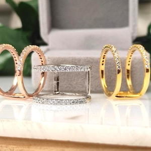 Puede incluir: Un juego de tres tazas de cerámica con un acabado mate moteado. Las tazas son de color crema, gris claro y gris oscuro. Cada taza tiene un diseño simple y minimalista y un asa redondeada.