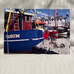 Cutter da pesca con equipaggio a Büsum / Cartoline Mare Spiaggia Mar Baltico Figure di vacanza Porto Figure in miniatura Mare del Nord Fotografia Arte Marinai