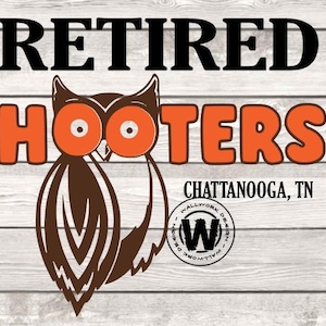 Könnte beinhalten: Holzschild mit den Worten "RETIRED HOOTERS" in Schwarz und Orange. Eine Eulen-Grafik befindet sich unter dem Text, mit "Chattanooga, TN" und einem Logo unten. Der Hintergrund hat ein Holzmaserungsmuster.