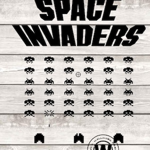 Puede incluir: Diseño gráfico en blanco y negro con el texto "SPACE INVADERS" sobre figuras alienígenas pixeladas. El diseño incluye una mira y una nave espacial en la parte inferior, evocando un tema de videojuego retro.