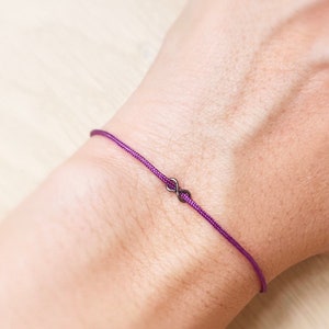 Pulsera de hilo morado con el símbolo del infinito: símbolo de conexión, joyería delicada y minimalista para fans del K-pop.