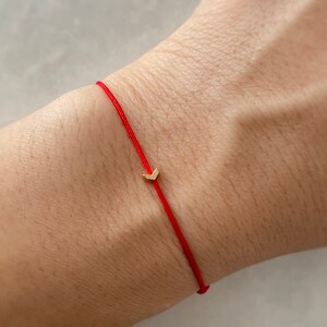 Fint pilarmband: Guldberlock, röd sträng, vänskapssmycken