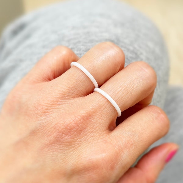 Anneaux maigres blancs, anneau mince minimaliste, anneaux en céramique, anneaux hypoallergéniques, anneaux de couple, anneaux assortis, anneaux asexués, anneaux de mariage