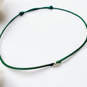 Gehämmertes Sterling Silber Infinity Armband - Grüner String Anhänger