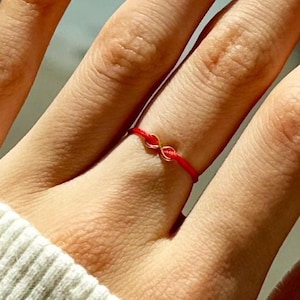 赤いリングゴールドの華奢なデザイン、赤い紐が付いたインフィニティチャームリング、女性用赤いリング、調節可能なリング、彼女へのプレゼント、お母さんへのプレゼント、お父さんへのプレゼント