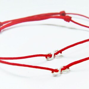 Pulsera de hilo rojo con dije de infinito en plata de ley martillada