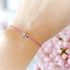 Pulsera de hilo fino con dije de libélula bañada en plata, color rosa claro suave, regalo para madres y niñas.