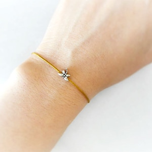 Bracelet à cordes dorées à breloque libellule, Bracelet à cordes rouges, Bracelet à breloques délicates, Bracelet Sweet Love, Bracelet symbolique