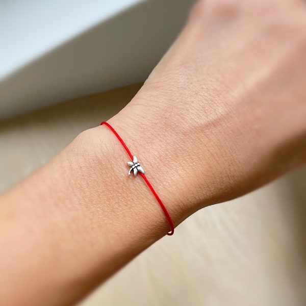 Charme minuscule libellule, bracelet à cordes rouges, fil rouge, bracelet délicat et mignon, cadeau de la fête des mères, bijoux libellule, cadeau d’amitié