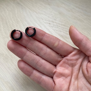 小さな黒いフープ、毎日使えるイヤリング、黒いステンレススチールのフープ、黒いヒップスターのフープイヤリング、クラシックなフープ、低刺激性のかわいいイヤリング