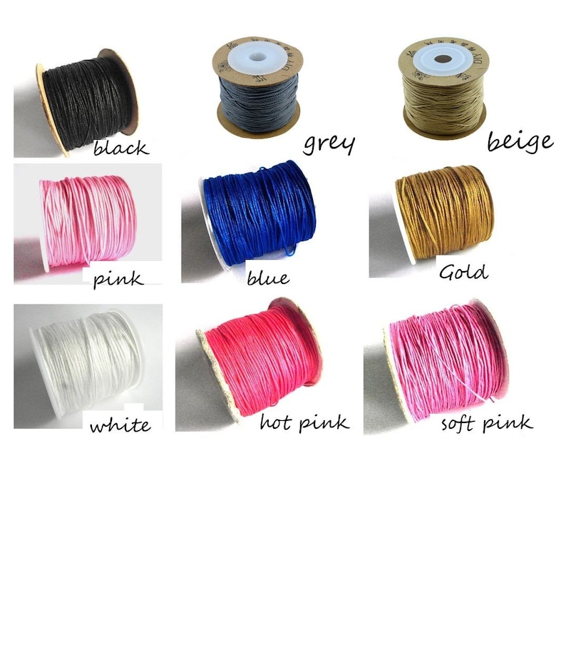 Może przedstawiać: Szpulki woskowanego sznurka bawełnianego w r&oacute;żnych kolorach, w tym czarny, szary, beżowy, r&oacute;żowy, niebieski, złoty, biały, r&oacute;żowy i jasnor&oacute;żowy.