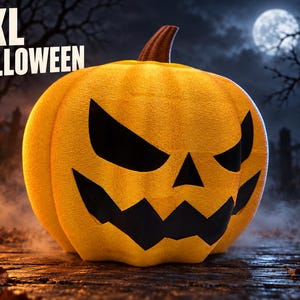 Könnte beinhalten: Ein großer gelber Kürbis mit einem geschnitzten Jack-o'-Lantern-Gesicht, schwarzen dreieckigen Augen, einer dreieckigen Nase und einem gezackten Mund. Der Text XXL HALLOWEEN ist oben links im Bild in Weiß aufgedruckt.