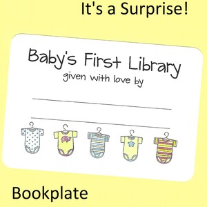Op de afbeelding: Een rechthoekige boekenlegger met afgeronde hoeken, met de tekst "Baby's First Library" en "given with love by". Hieronder staan vijf ge&iuml;llustreerde babyrompertjes in verschillende kleuren en patronen. De woorden "It's a Surprise!" en "Bookplate" zijn ook aanwezig.