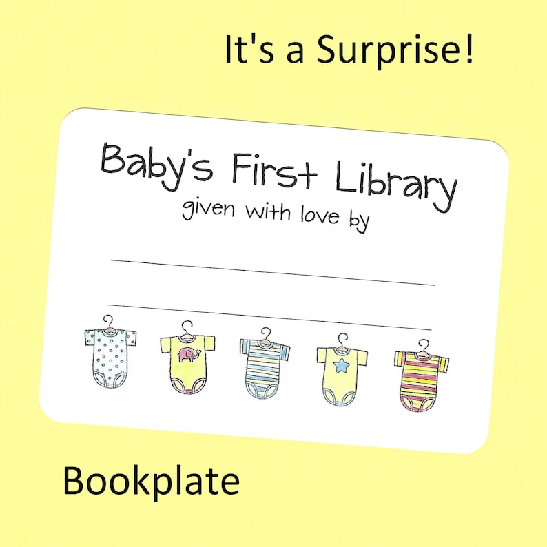 Op de afbeelding: Een rechthoekige boekenlegger met afgeronde hoeken, met de tekst "Baby's First Library" en "given with love by". Hieronder staan vijf ge&iuml;llustreerde babyrompertjes in verschillende kleuren en patronen. De woorden "It's a Surprise!" en "Bookplate" zijn ook aanwezig.
