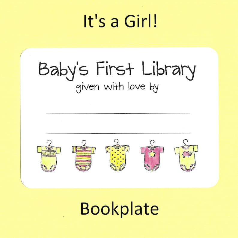 Op de afbeelding: Een boekenlegger met de tekst "Baby's First Library" en "It's a Girl!" in zwart schrift. De boekenlegger bevat illustraties van babyrompertjes in geel, roze en rood. Het woord "Bookplate" staat onderaan.