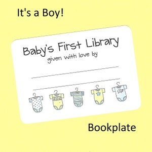 Op de afbeelding: Een boekenlegger met de tekst "Baby's First Library" en "given with love by". De boekenlegger bevat illustraties van babyrompertjes in verschillende kleuren en patronen. De woorden "It's a Boy!" staan bovenaan.