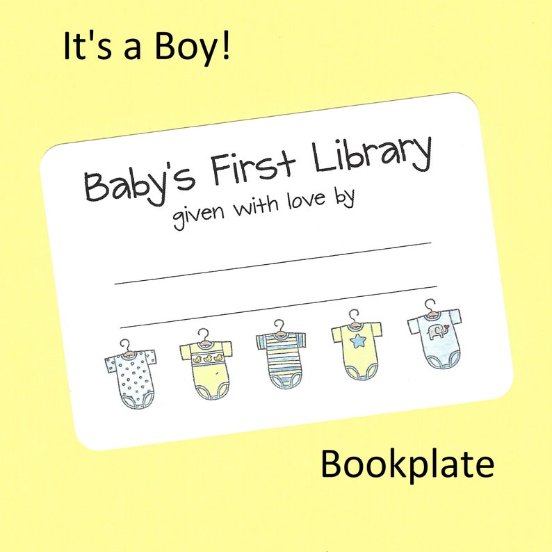 Op de afbeelding: Een boekenlegger met de tekst "Baby's First Library" en "given with love by". De boekenlegger bevat illustraties van babyrompertjes in verschillende kleuren en patronen. De woorden "It's a Boy!" staan bovenaan.