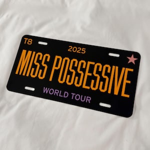 ミス・ポゼッシブ・ツアー アルミ製 12インチ x 6インチ 化粧台：テイト・マクレー風カーサイン、楽しい壁飾り