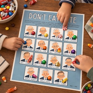 Puede incluir: Un tablero de juego azul Don't Eat Pete que presenta una cuadrícula de doce retratos ilustrados de hombres con nombres impresos debajo. El tablero está rodeado de varios dulces coloridos, incluidos M&Ms, Twizzlers y piezas de maíz dulce.