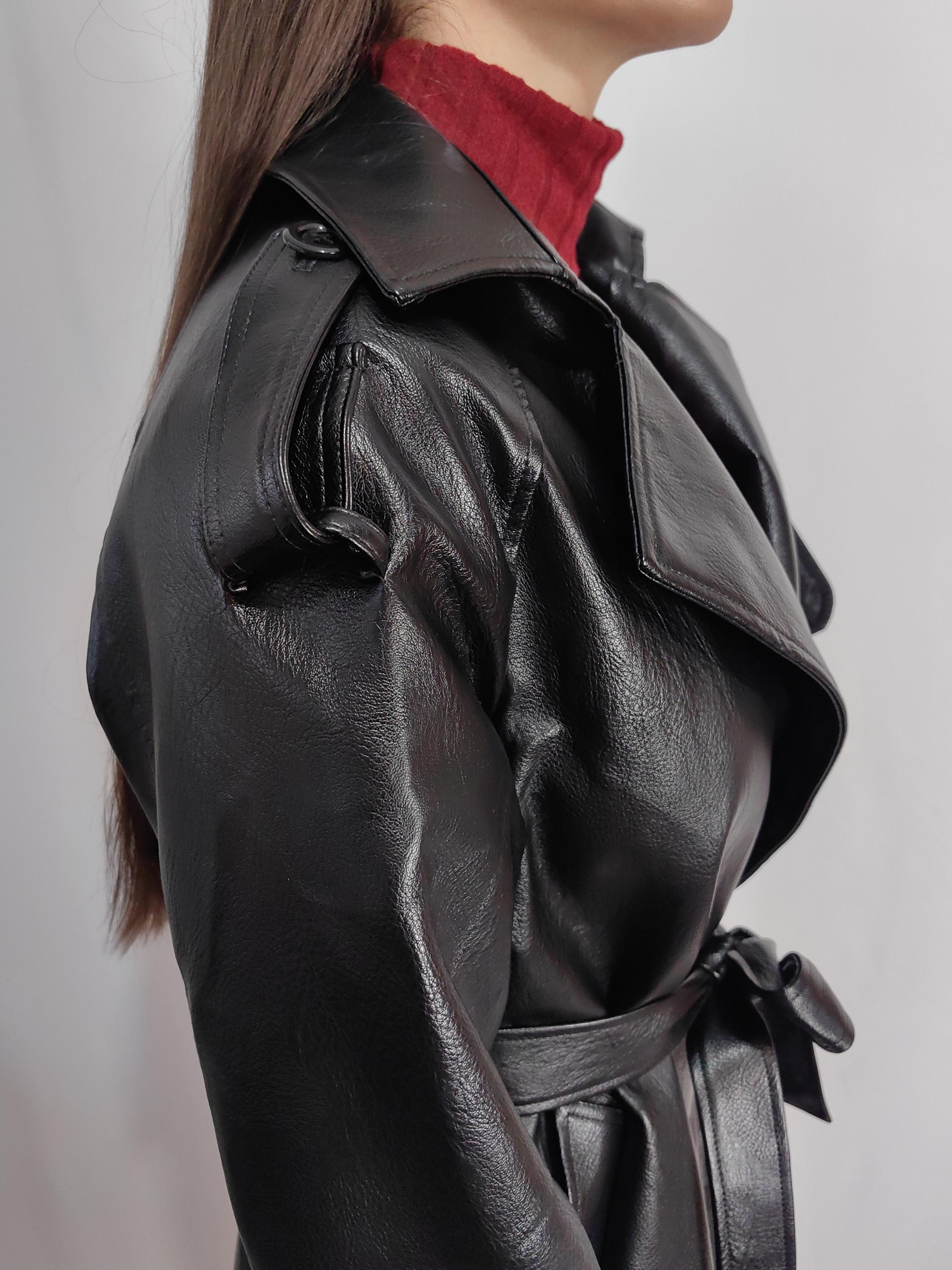 ブラックフェイクレザートレンチコート：ダブルブレストロング