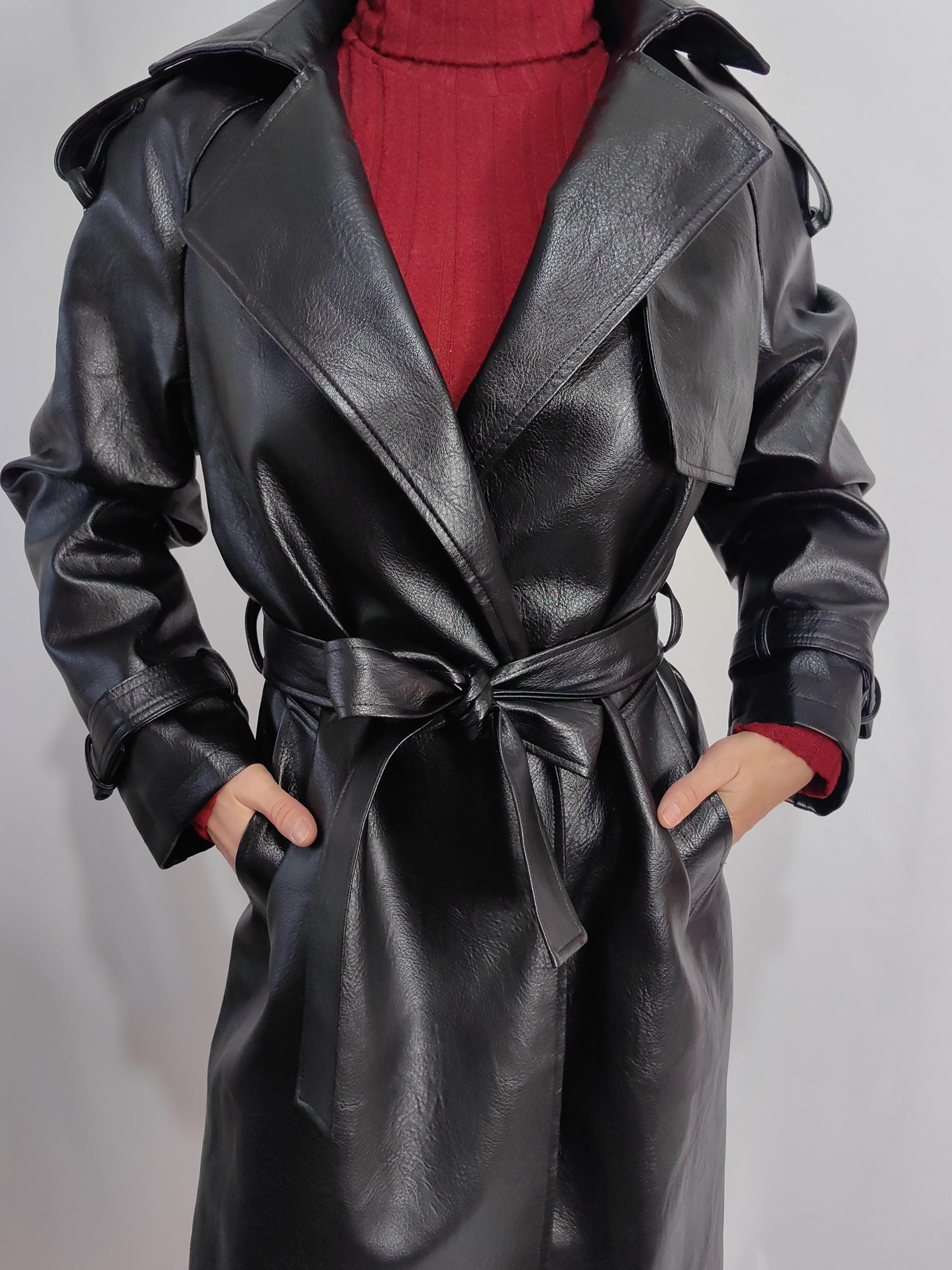 ブラックレザー トレンチコート ダブルブレスト ブラックフェイクレザートレンチコート：ダブルブレストロング