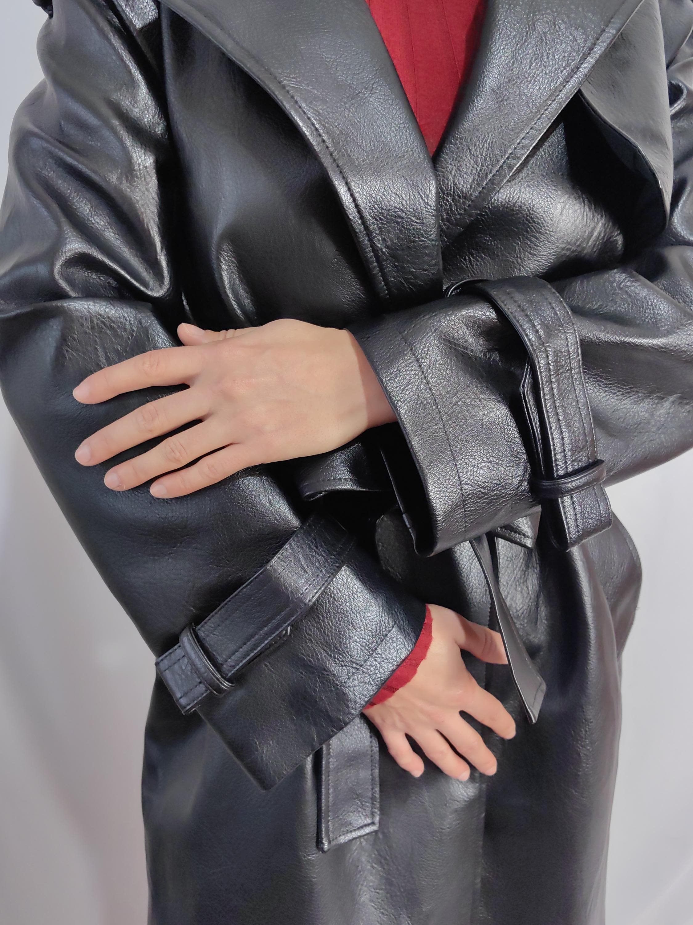 ブラックフェイクレザートレンチコート：ダブルブレストロング