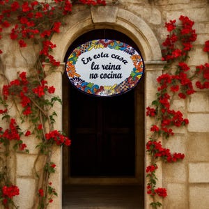 12x10 Handcrafted Mexican Talavera Welcome Sign – “En esta casa la Reyna no cocina” – Colorful Ceramic Wall Decor