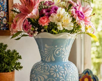 Jarrón de flores de Talavera azul claro repujado, hecho a mano