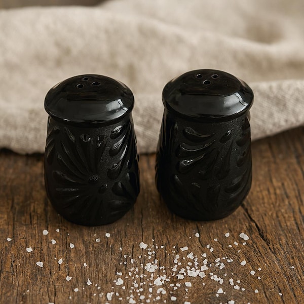 Juego de 2 saleros y pimenteros mexicanos de Talavera hechos a mano / Negro y negro