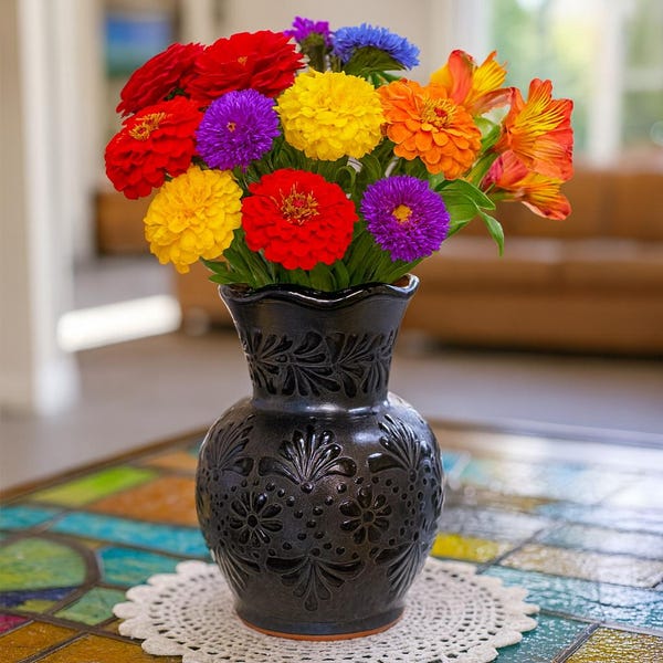 Jarrón de Talavera negro brillante con borde ondulado (23x15 cm) – Sin plomo