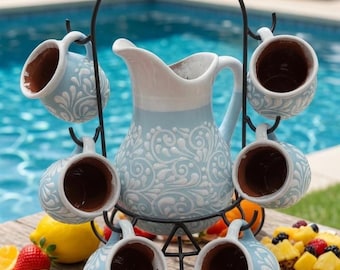 Juego de vajilla Talavera para servir bebidas con 6 vasos y soporte de metal.
