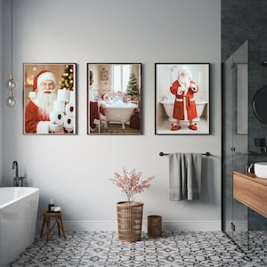 Könnte beinhalten: Drei gerahmte Drucke zeigen den Weihnachtsmann in einem Badezimmer. Einer zeigt den Weihnachtsmann mit Toilettenpapier, ein anderer in einer Badewanne und der dritte in einem roten Bademantel. Das Badezimmer hat ein modernes Design mit gemustertem Boden.