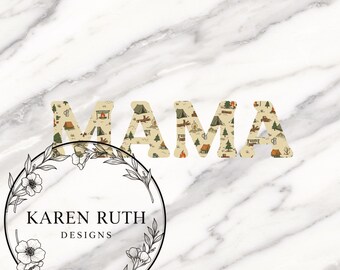 Puede incluir: La palabra "MAMA" en letras beige con un patrón temático de camping, sobre un fondo de mármol. Una corona floral con el texto "KAREN RUTH DESIGNS" está en la parte inferior. Las letras presentan tiendas de campaña, fogatas y árboles.