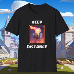 Camiseta divertida de Clash Royale: camiseta gráfica Keep Distance, camiseta genial de Inferno Tower, regalo perfecto para hombres, mujeres y adolescentes