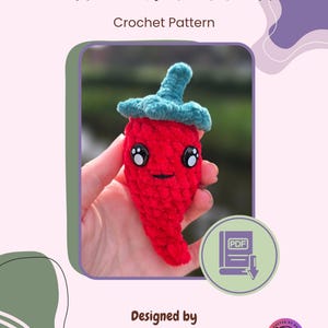Op de afbeelding: Een rode gehaakte peper met een blauwe steel en zwarte ogen. De tekst "Dreamy Pepper Crochet Pattern" wordt bovenaan weergegeven. De tekst "Designed by crochetedbymandy" staat onderaan, met een PDF-pictogram.