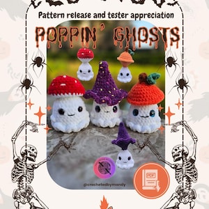 Op de afbeelding: Een promotieafbeelding voor een haakpatroonrelease. De afbeelding toont verschillende witte, spookachtige figuren in de vorm van paddenstoelen, elk met een lachend gezicht en een kleurrijke hoed. De tekst "POPPIN' GHOSTS" wordt weergegeven, samen met Halloween-decoraties.