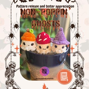 Op de afbeelding: Een Halloween-afbeelding met drie gehaakte spookfiguren met oranje, rode en paarse hoeden. De tekst "NON-POPPIN' GHOSTS" staat boven de geesten. De afbeelding is versierd met vleermuizen, spinnen en skeletten.