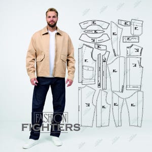 Op de afbeelding: Een beige jas, wit t-shirt en donkerblauwe jeans. De jas heeft twee voorzakken en een kraag. Er is ook een patroon voor een jas te zien. De tekst "FASHION FIGHTERS" staat onderaan de afbeelding.