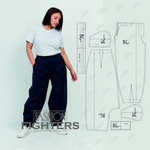 Op de afbeelding: Een persoon draagt een wit T-shirt en een marineblauwe broek met wijde pijpen. Rechts wordt een naaipatroon getoond. De tekst "FASHION FIGHTERS" staat onderaan de afbeelding.