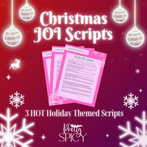 以下が含まれることがあります： 白い雪の結晶のデザインが施されたピンク色の印刷可能なクリスマスの脚本が3つあります。脚本のタイトルは「Christmas Joy Script #1」、「Christmas Joy Script #2」、「Naughty Elf Workshop」です。「3 HOT Holiday Themed Scripts」というテキストが脚本の下にあります。「Pretty Spicy」というテキストが脚本の下にピンクと白のフォントで書かれています。背景は赤、ピンク、紫のグラデーションで、白い雪の結晶とクリスマスのオーナメントが描かれています。