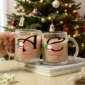 Tazza di Natale personalizzata, tazza con iniziale personalizzata, regalo di Natale per lei, tazza di cioccolata calda, regali di Natale per lei, regalo festivo di Babbo Natale segreto