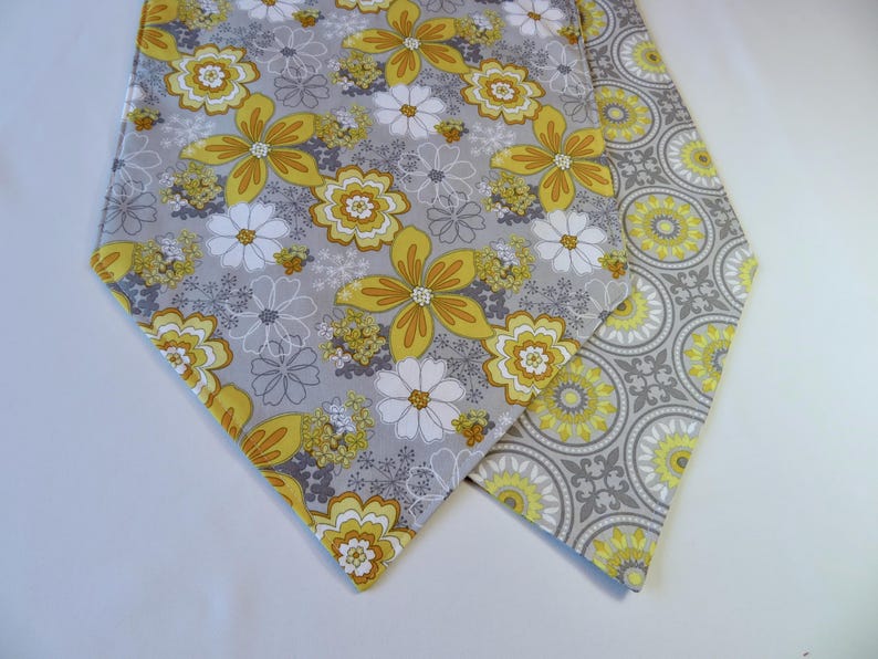 Tracys Treasures Medallion Table Runner - Thumbnail 2