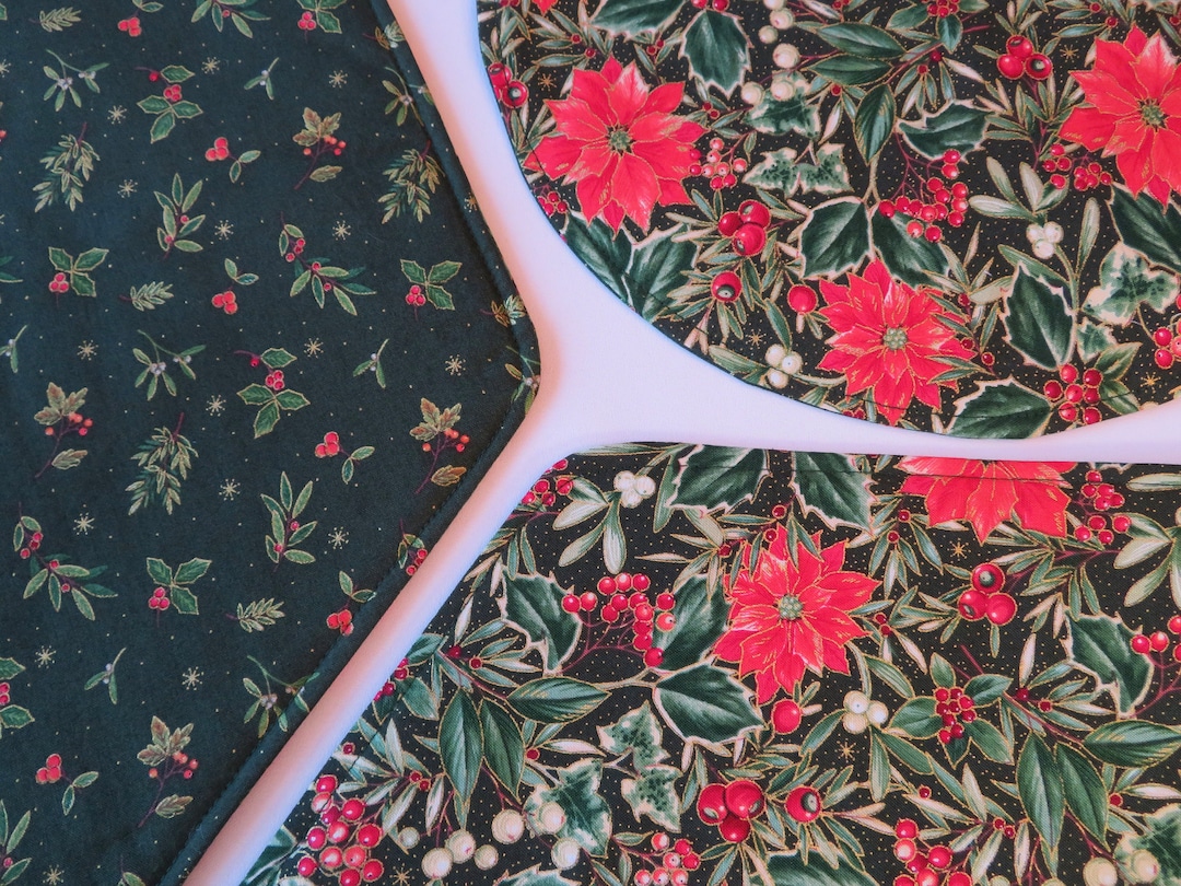 Green Holly Poinsettia Wedge Placemats Reversible Set 4 or 6 Green