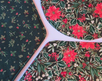 Green Holly Poinsettia Wedge Placemats Reversible Set 4 or 6 Green Christmas Wedge Placemats Green and Red Wedge Placemats for a round table