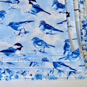 Blue Bird Placemats Reversible set of 4 or 6 Blue and White Floral Placemats Summer Placemats Bird Lovers Gift Bird Table Decor immagine 1