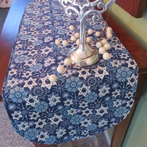 Camino de mesa azul reversible de 91 cm para Hanukkah, con copos de nieve azules y estrella de David, centro de mesa para Hanukkah, decoración festiva para la mesa de Hanukkah.