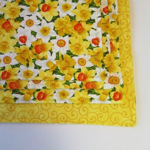 Spring Daffodil Placemats Set of 4 or 6 Easter Spring Placemats Orange Yellow Placemats Daffodil Home Decor Jonquil Placemats swirl