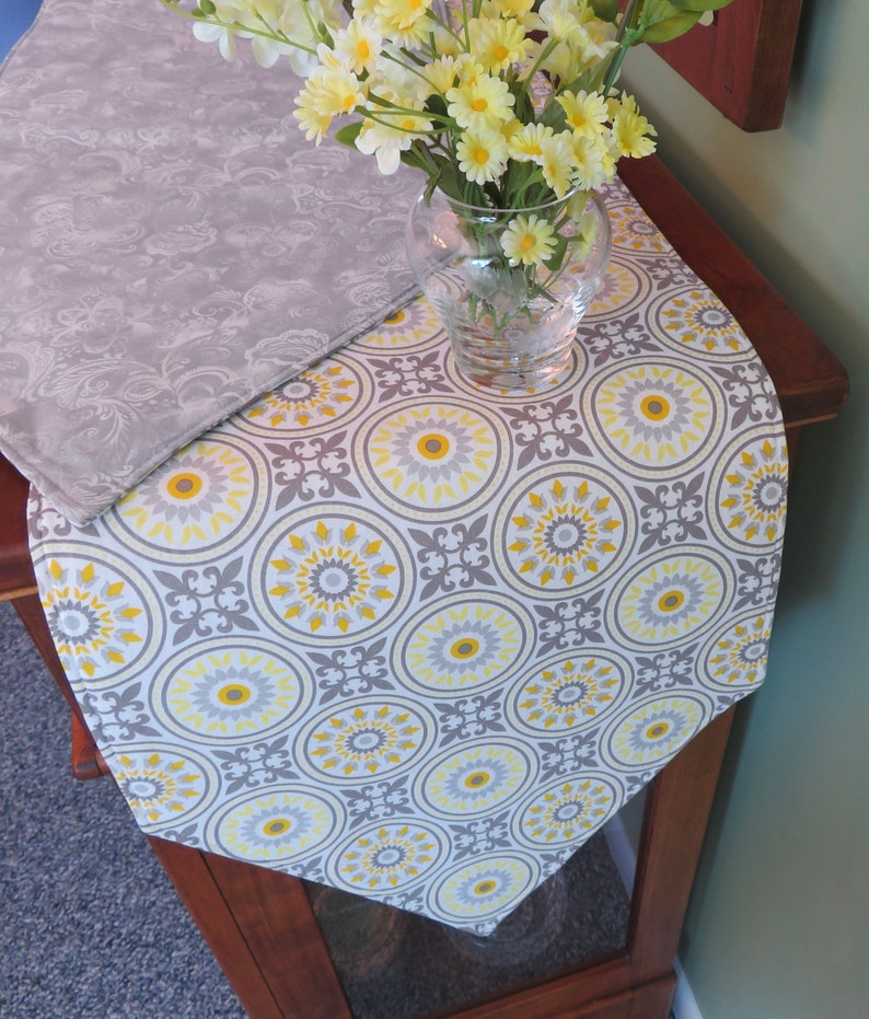 Tracys Treasures Medallion Table Runner - Thumbnail 3