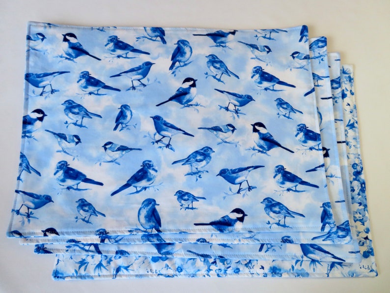 Blue Bird Placemats Reversible set of 4 or 6 Blue and White Floral Placemats Summer Placemats Bird Lovers Gift Bird Table Decor immagine 6